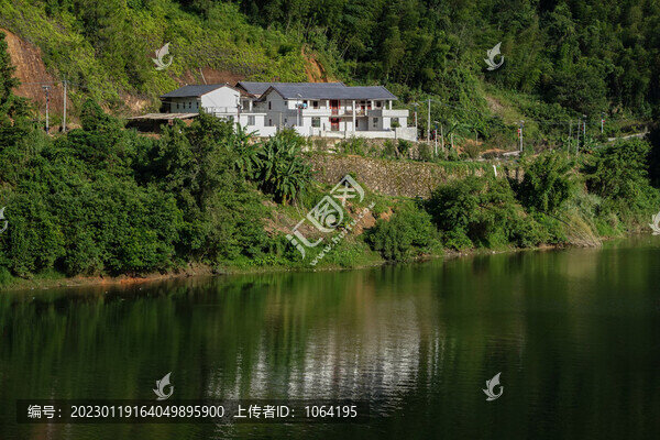 河畔人家