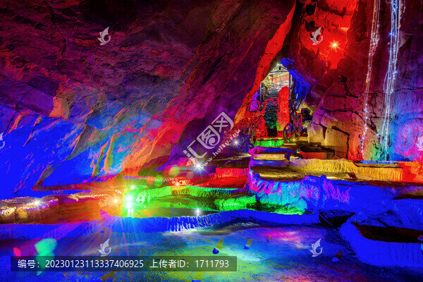 中國(guó)湖北神農(nóng)架官門(mén)山地下暗河