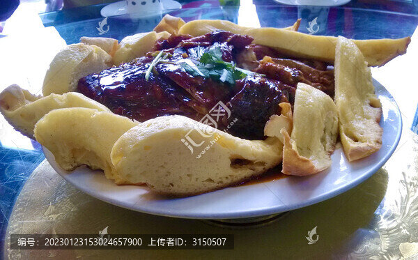 餅子醬燜魚