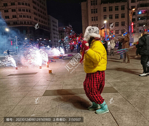 被煙花驚到的小胖子