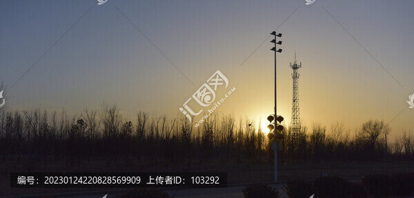 夕陽下的樹林與電塔