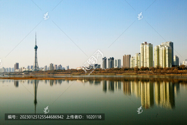 河岸邊的秋景
