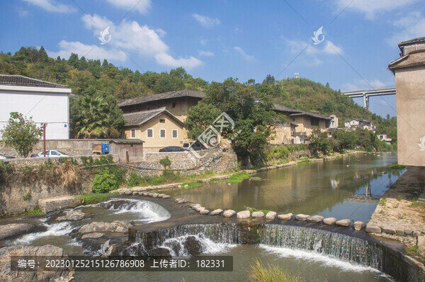 洪坑鄉(xiāng)村溪流土樓