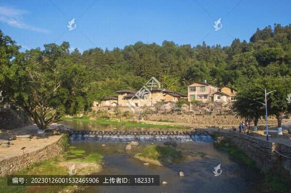 鄉(xiāng)村小溪土樓景