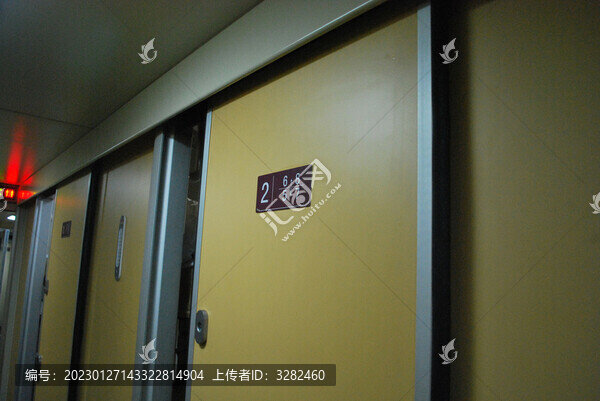 西藏青藏鐵路高原無人區(qū)列車