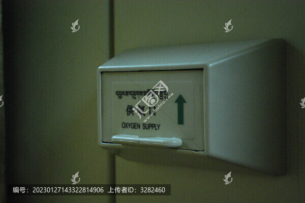西藏青藏鐵路高原無人區(qū)列車