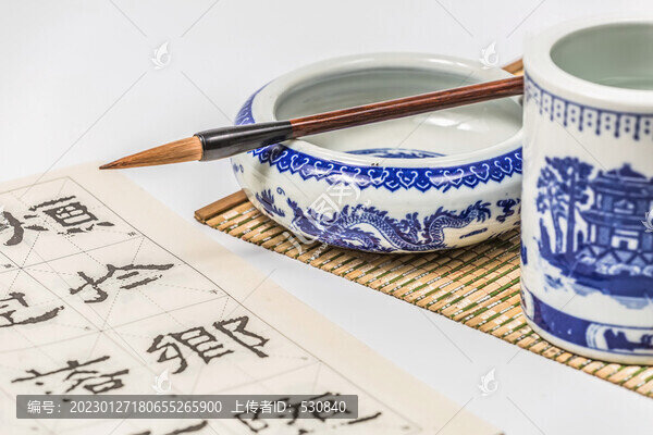 白色背景的筆墨紙硯
