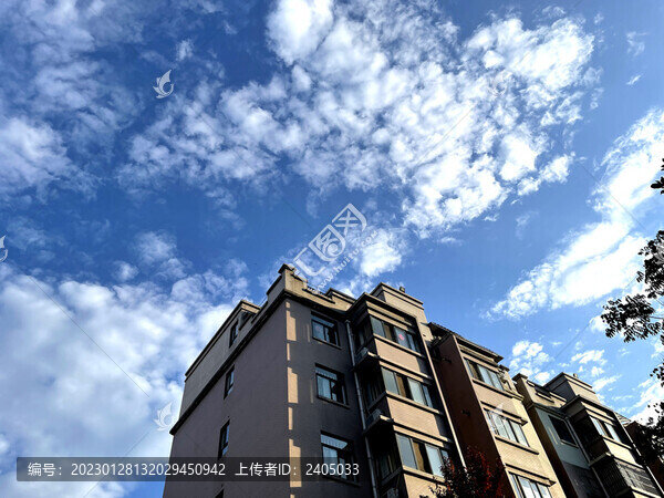藍(lán)天下的住宅樓