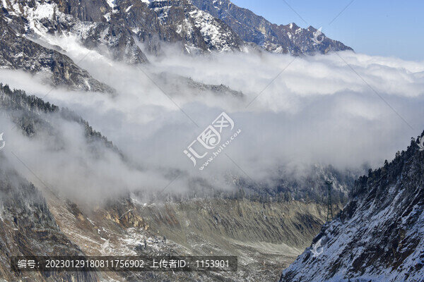 雪山云霧