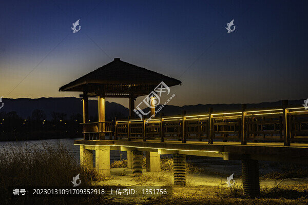 古建步道晚霞風(fēng)光山巒