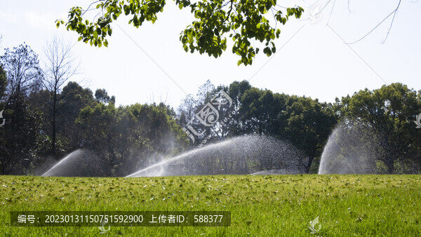 城市草坪草地灑水噴水