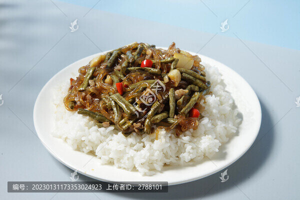 肉沫酸豆角炒粉蓋飯