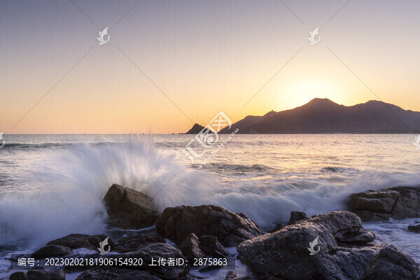 海浪打在石頭上