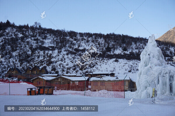 雪山下的木房子