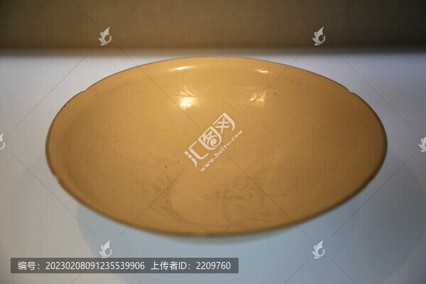 定窯白釉劃花萱草紋碗