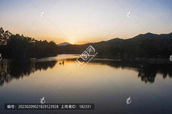 傍晚溪流水面風(fēng)光