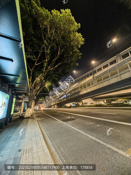 夜色城市道路