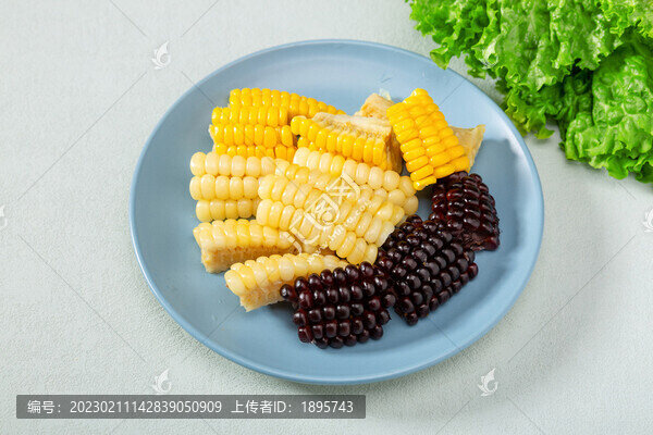 三种颜色的煮玉米