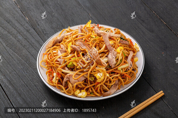 鴨腿肉蛋炒面
