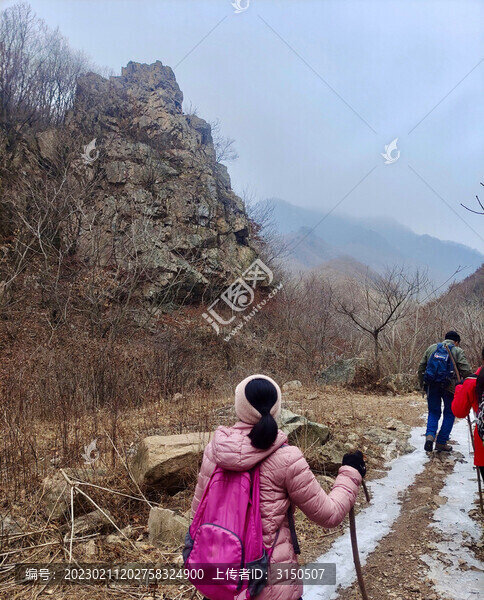凝望山的一端