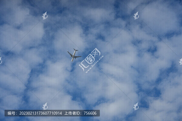 飛機與天空