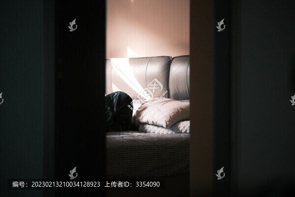 陽光照射的粉色臥室