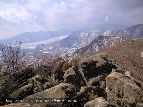 亂石雪巒