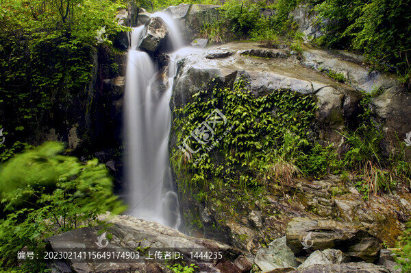 小溪流水山澗瀑布綠色森林山泉