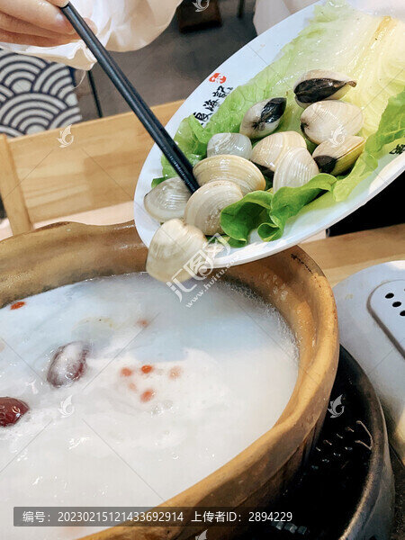 往火鍋里放配菜粥底火鍋