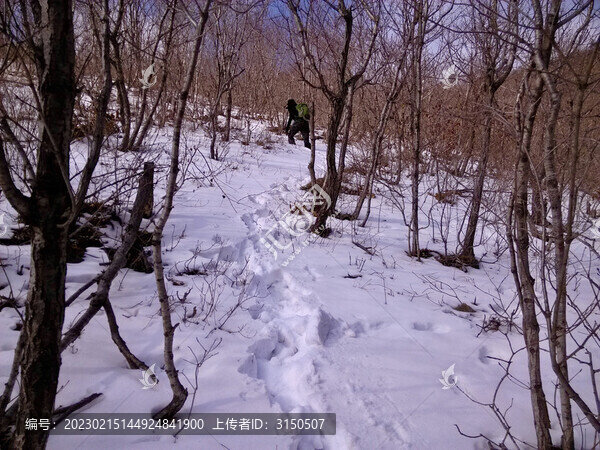 爬雪山的背包客
