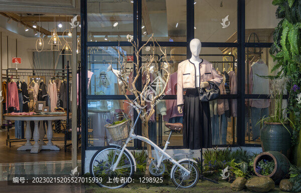 時(shí)尚女裝專賣店櫥窗設(shè)計(jì)