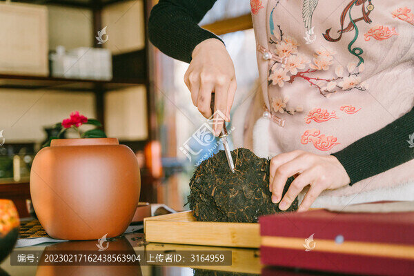 茶刀拆開普洱茶