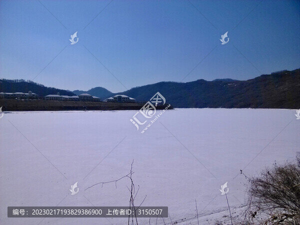 雪封河對岸的建筑