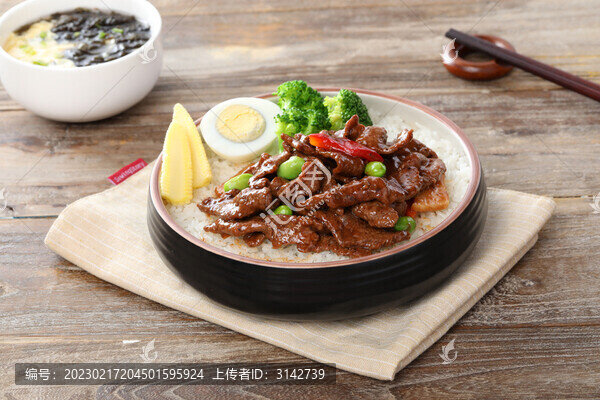 黑椒牛肉砂鍋飯