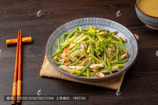 蒜苔炒蟹味菇