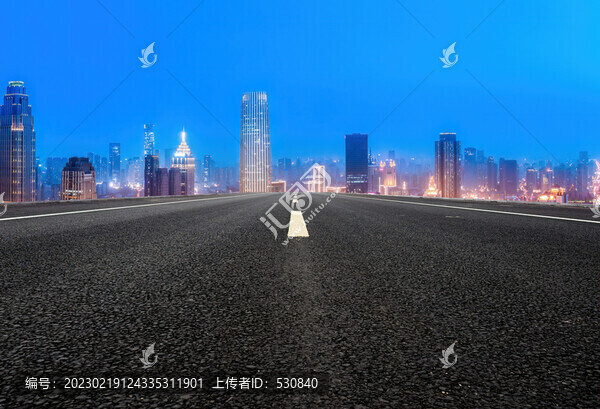 前進(jìn)的道路和金融區(qū)建筑夜景