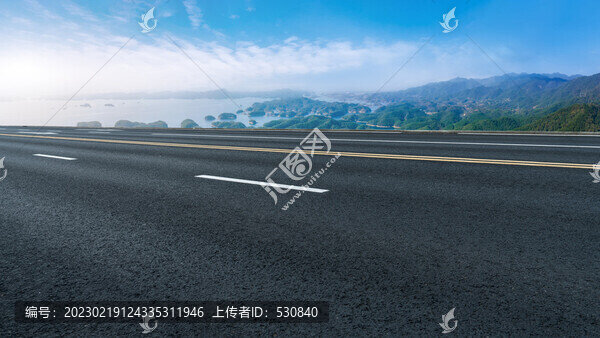 高速公路天際線和山水風光