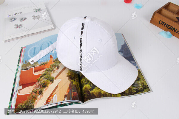 側(cè)字母棒球帽