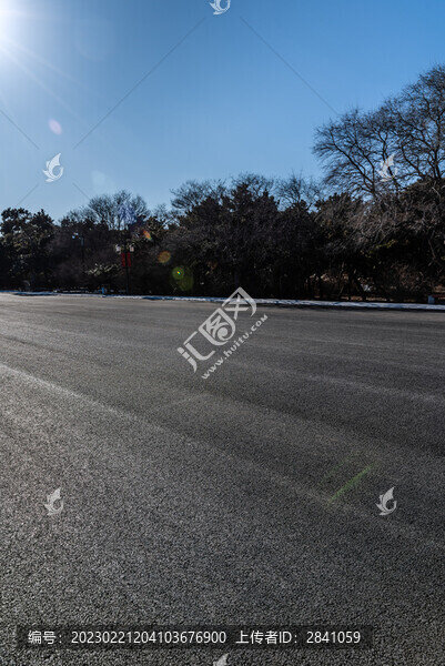 冬天中國沈陽公園的瀝青路面