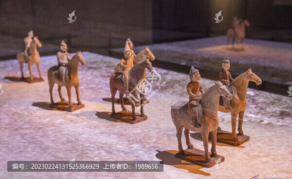 東漢列隊騎馬俑