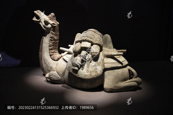 唐代彩繪陶蹲坐駱駝俑
