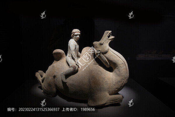 唐代紅陶彩繪騎駱駝胡人俑