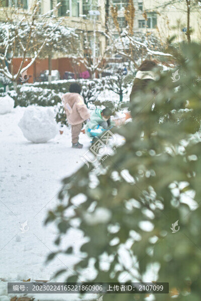 兒童玩雪