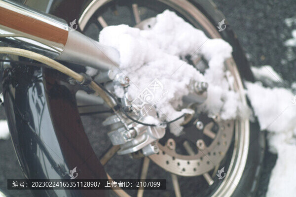 雪地上的摩托