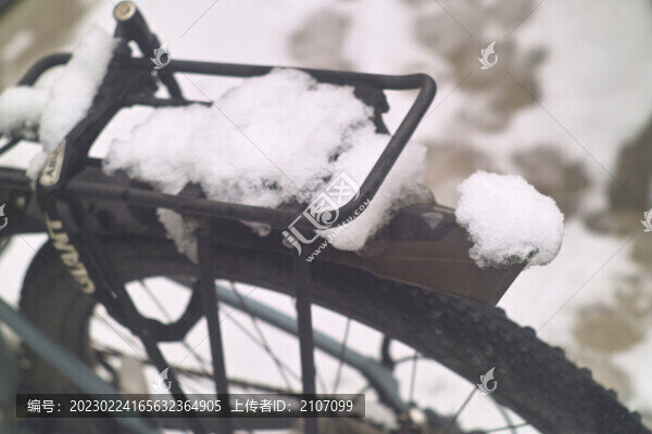 雪中的自行車(chē)