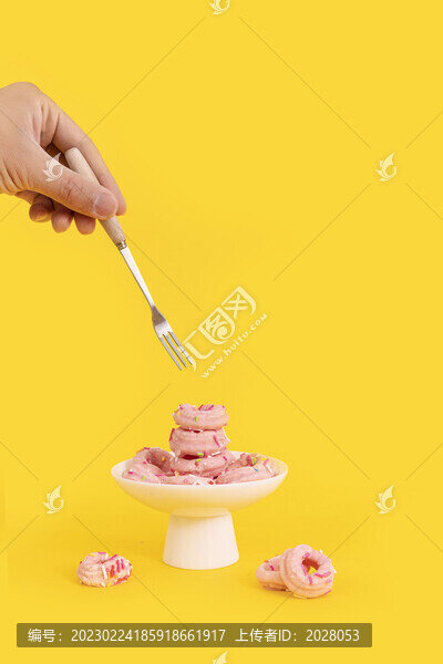 粉色甜甜圈美食黃色背景