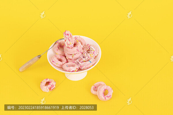 粉色甜甜圈黃色背景