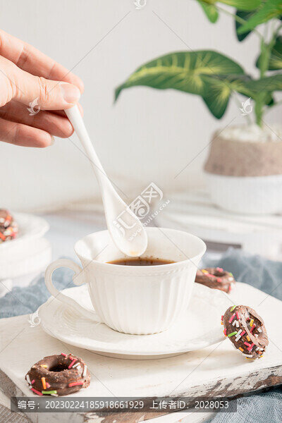 甜甜圈點(diǎn)心美食清新圖片