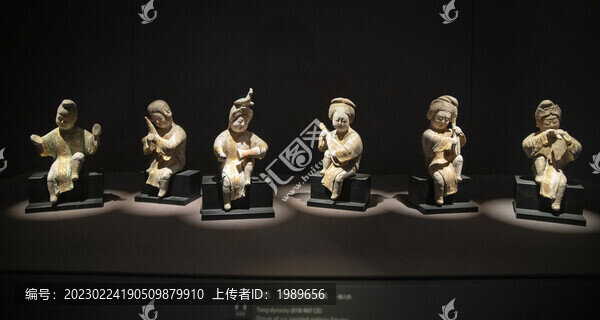 唐代彩繪陶金彩樂俑
