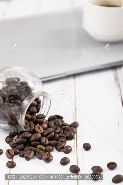 桌面散落的咖啡豆